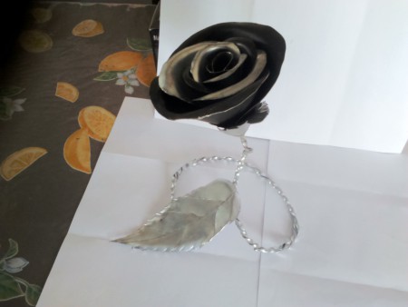 rose noir et grise en zinc